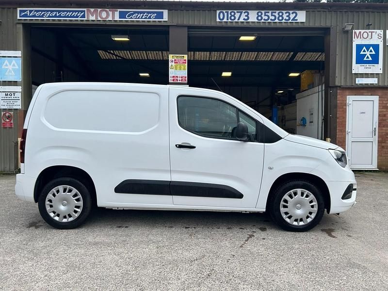 Used Vauxhall Combo Sportive 100 HP (73 kW) 2019 White MPV