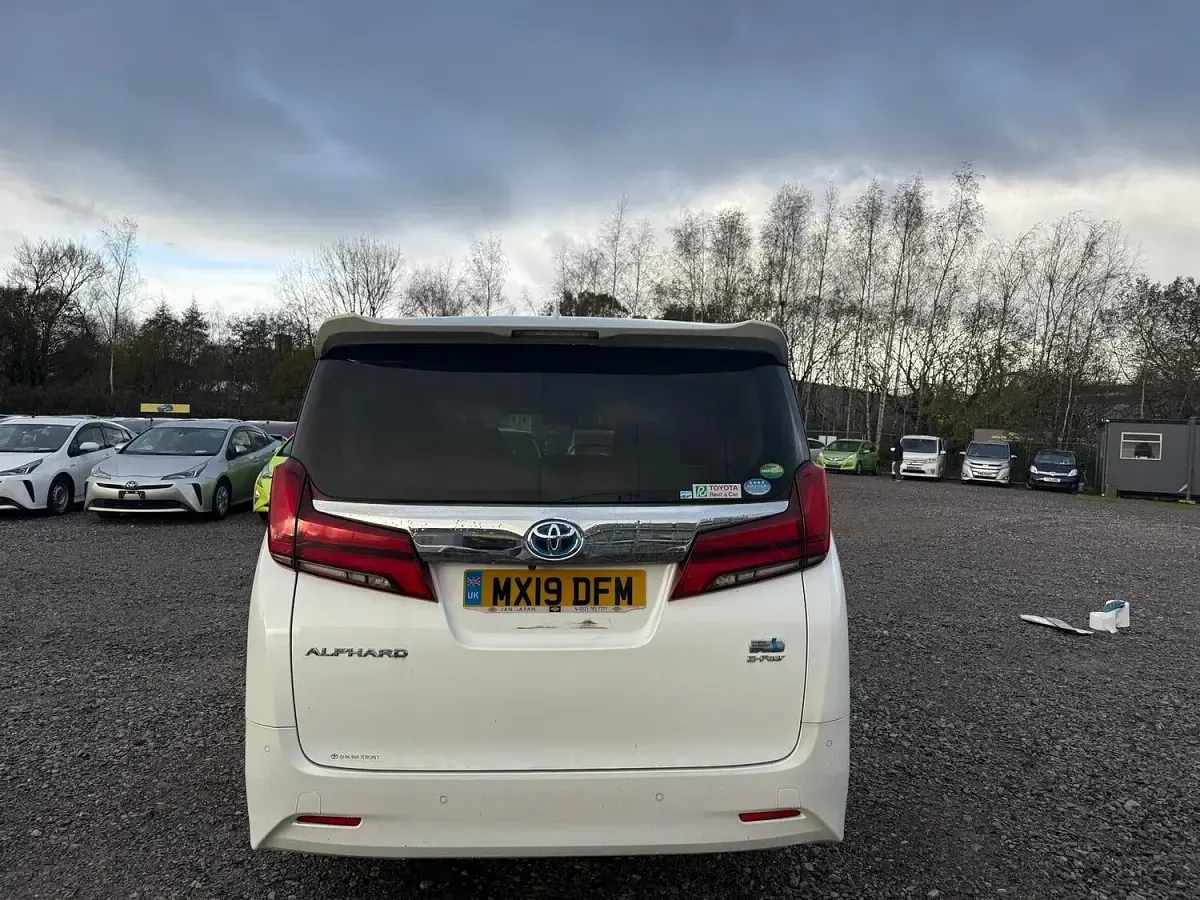 Used Toyota Alphard 190 HP (139 kW) 2025 White MPV