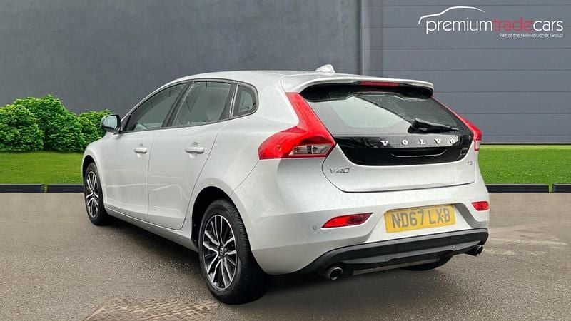 Used Volvo V40 Momentum 152 HP (111 kW) 2018 Silver Hatchback