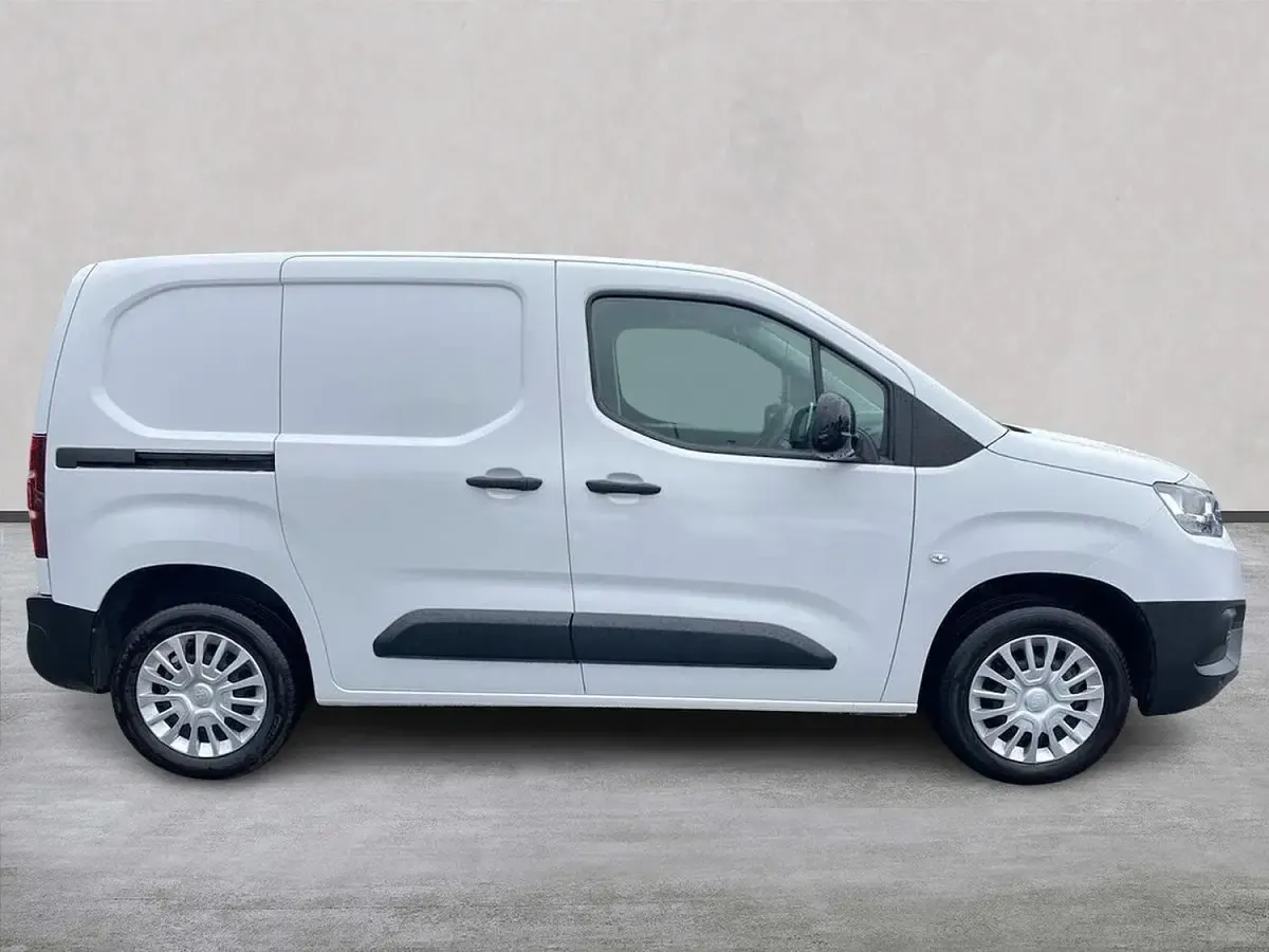 Used Toyota Proace 120 HP (88 kW) 2024 White MPV