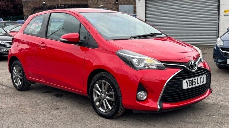 Red Used 2015 Toyota Yaris Hatchback | £4,995 (Fair price) - Image 1/3