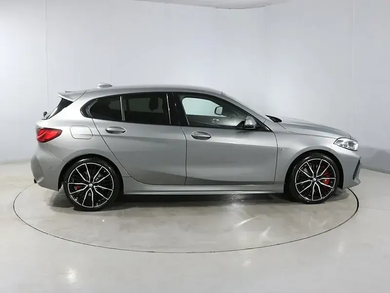 Begagnad BMW 128 Shadowline 261 HK (191 kW) 2023 Grå Halvkombi