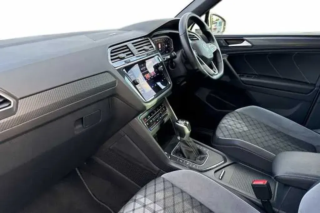 Used VW Tiguan R-line 150 HP (110 kW) 2022 Pure white SUV