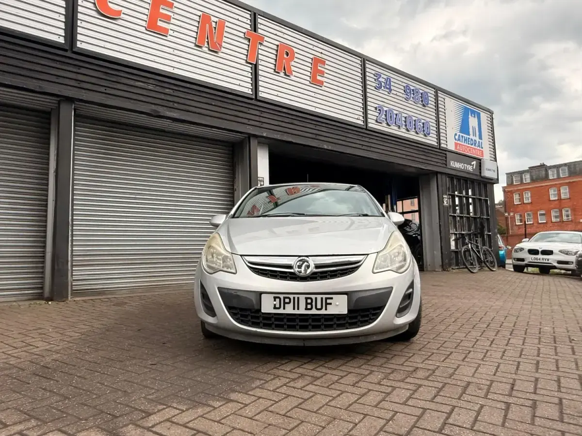 Begagnad Vauxhall Corsa S 85 HK (62 kW) 2011 Silver Halvkombi