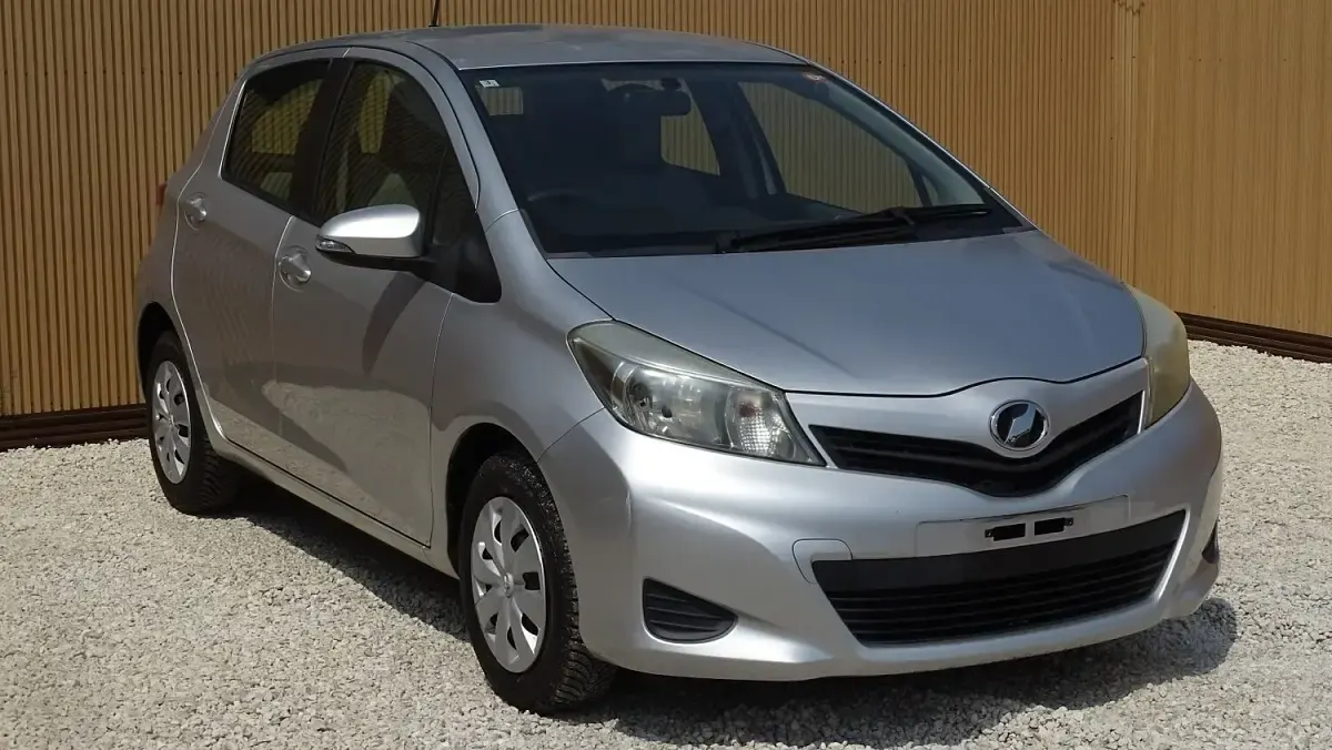 Used Toyota Yaris 99 HP (72 kW) 2012 Silver Hatchback