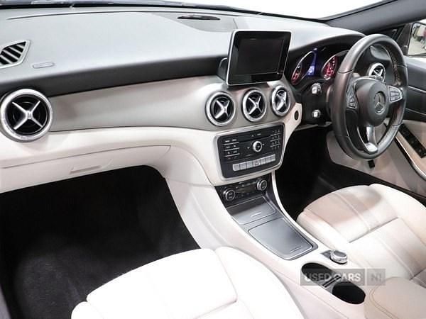 Begagnad Mercedes CLA180 2017 Brun Sedan