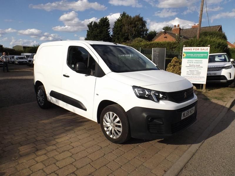 White Used 2019 Peugeot Partner MPV | £7,995 (Fair price) - Image 1/4