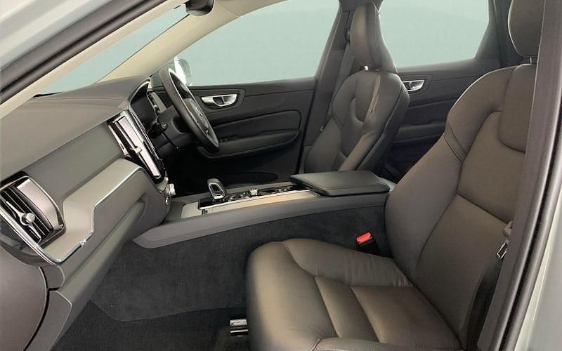 Used Volvo XC60 Core 250 HP (183 kW) 2024 Grey SUV