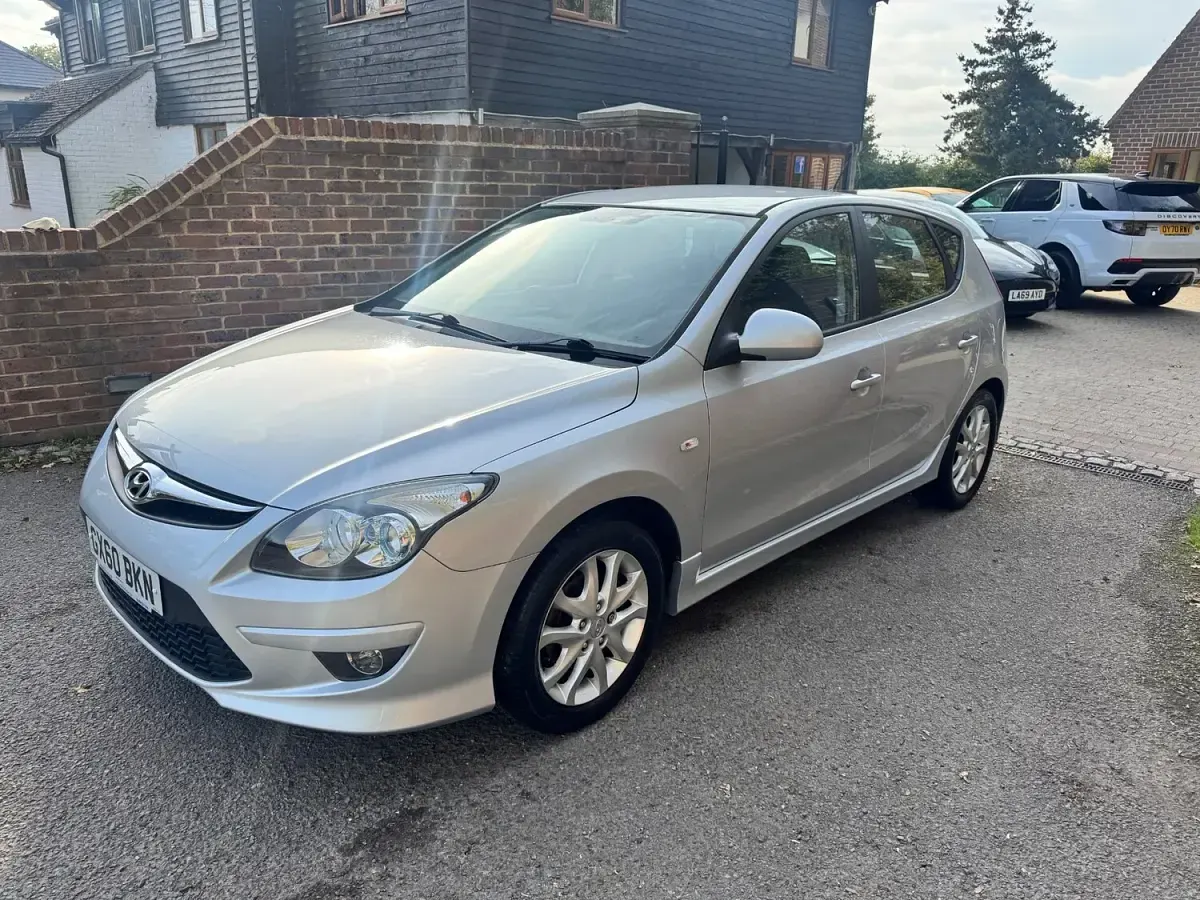 Używany Hyundai i30 Comfort 115 KM (84 kW) 2010 Srebrny Hatchback