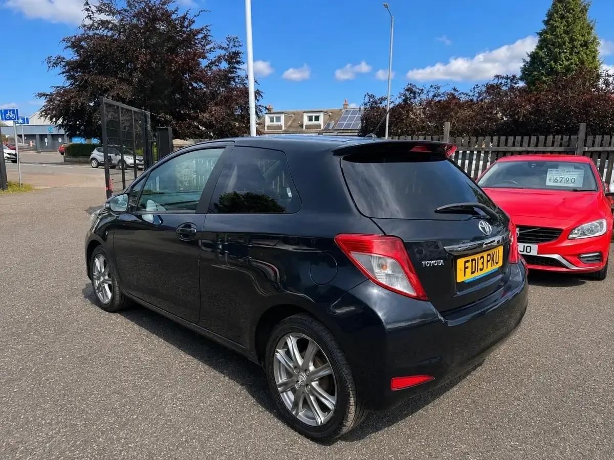 Used Toyota Yaris SR 99 HP (72 kW) 2013 Black Hatchback