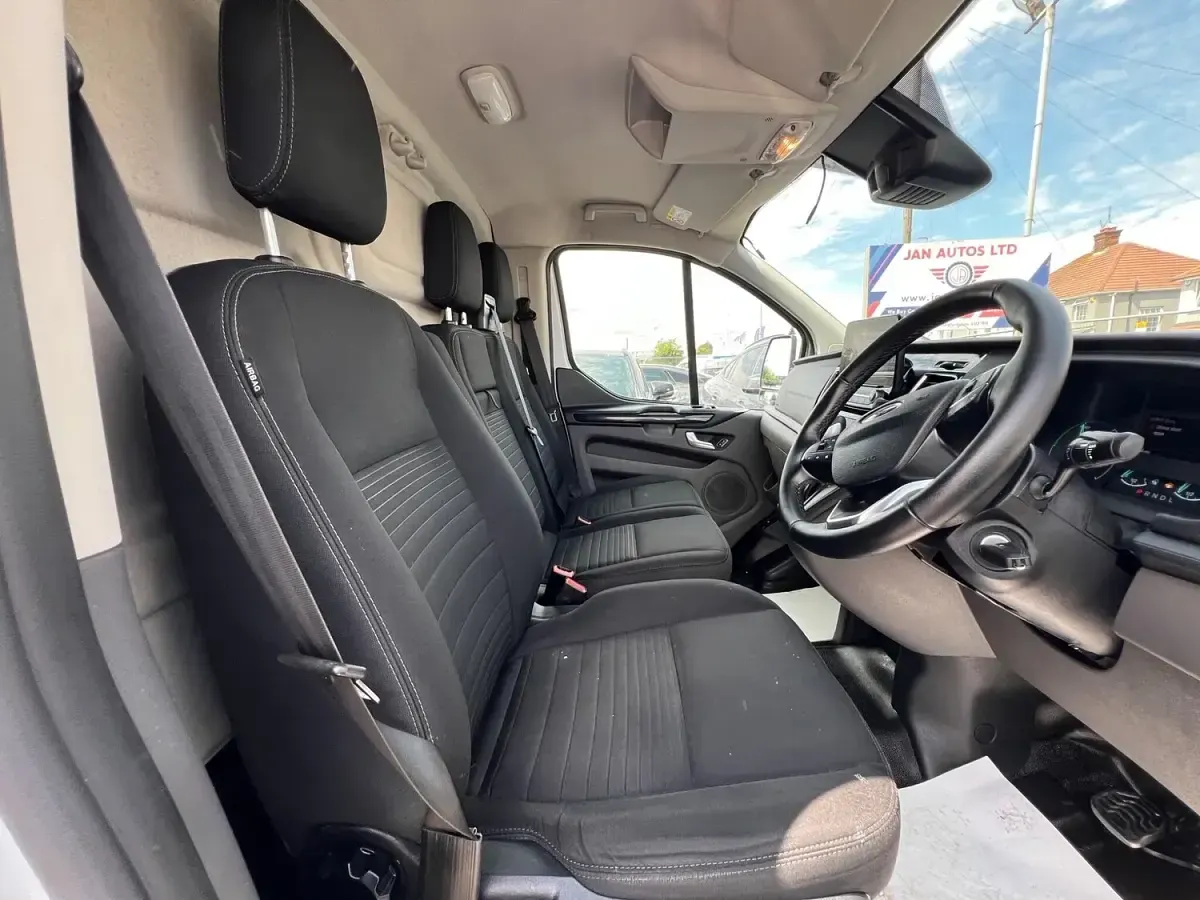 Used Ford Transit Custom Limited 120 HP (88 kW) 2022 White Van