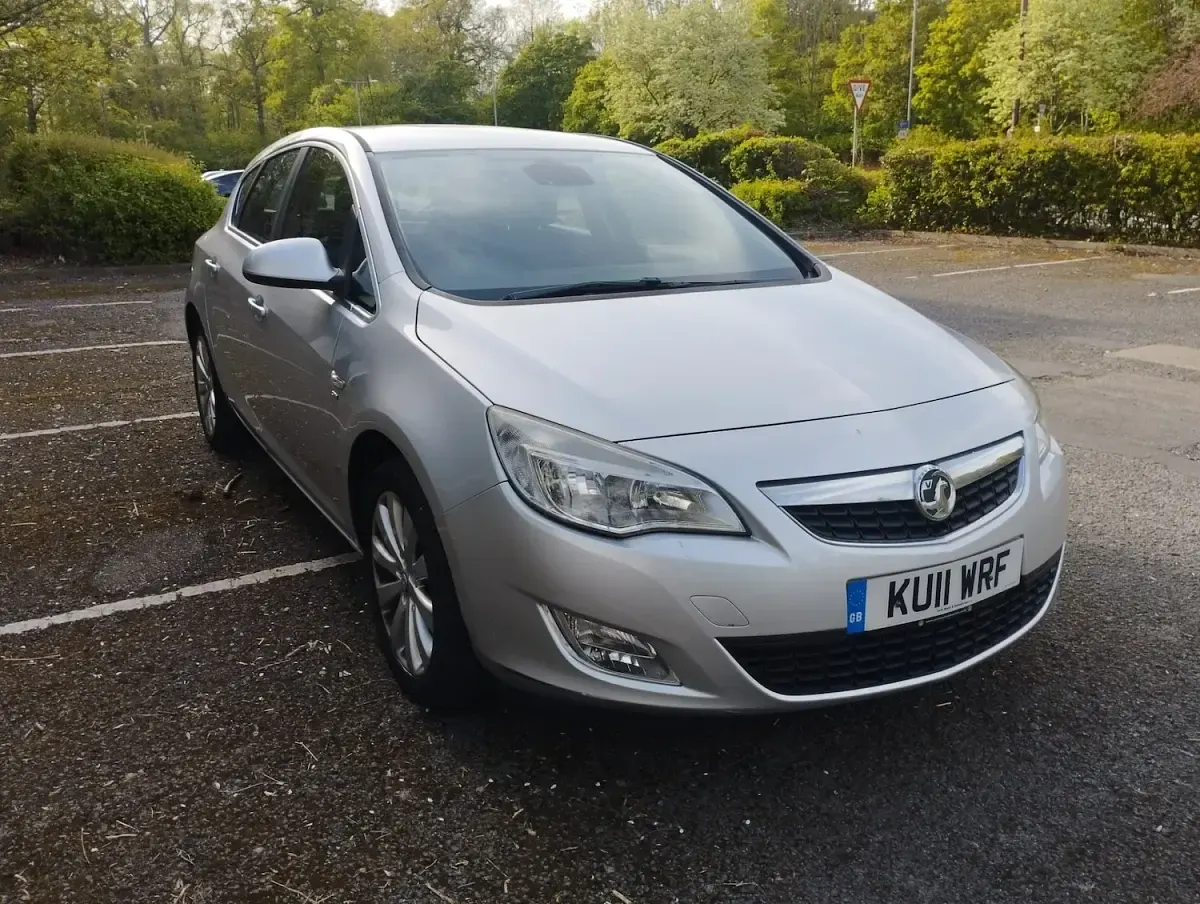 Used Vauxhall Astra 140 HP (102 kW) 2011 Silver Hatchback