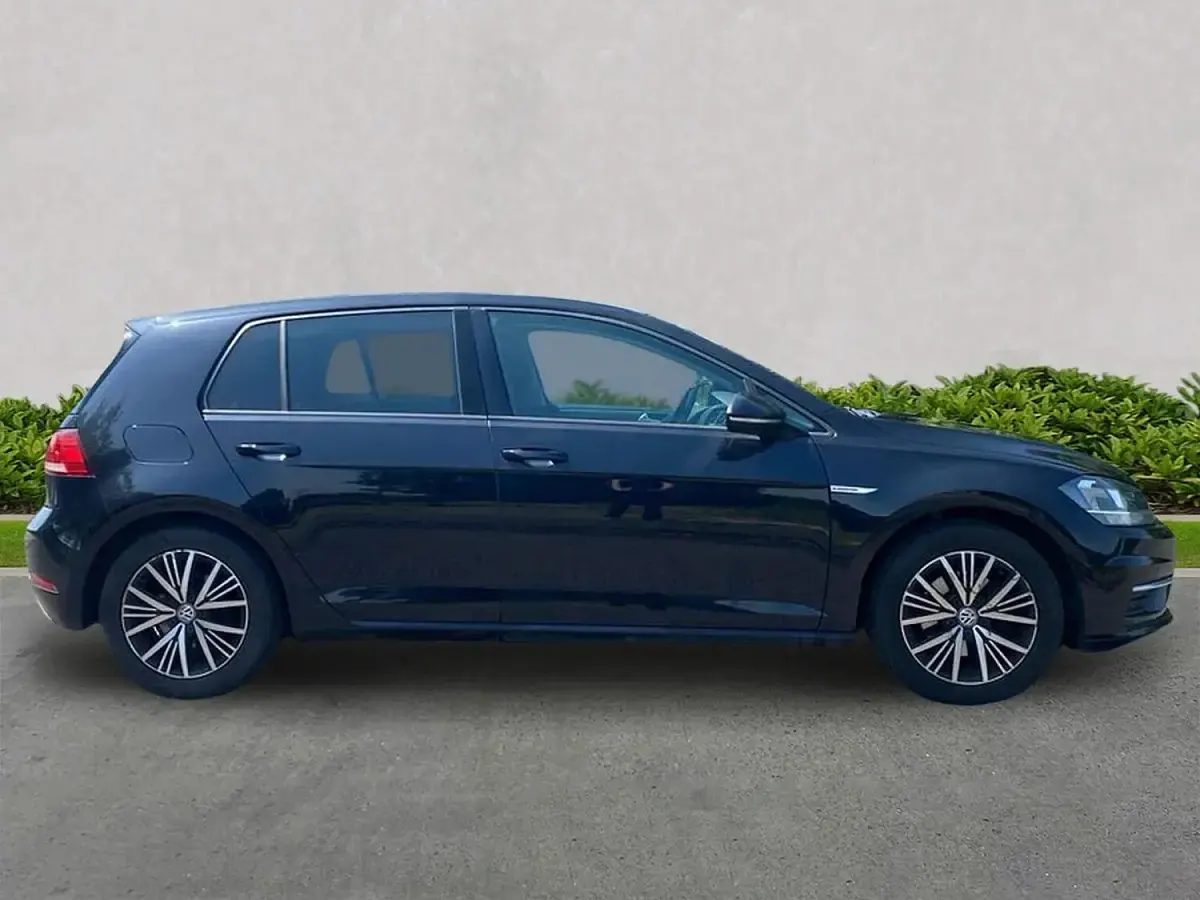 Used VW Golf VII SE 130 HP (95 kW) 2018 Black Hatchback