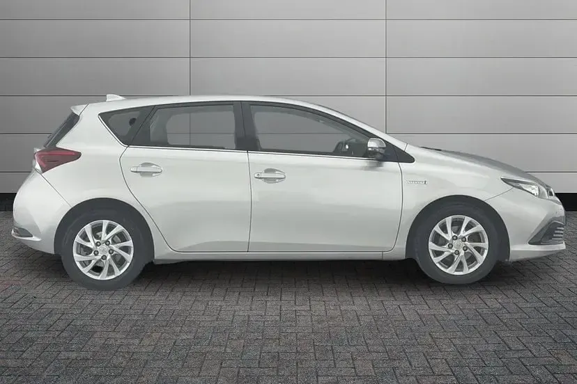 Used Toyota Auris Hybrid 136 HP (100 kW) 2018 Silver Hatchback
