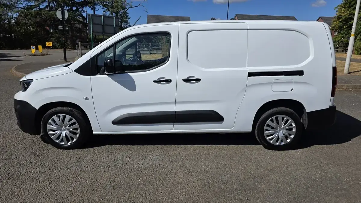 Used Peugeot Partner Premium 131 HP (96 kW) 2022 White MPV