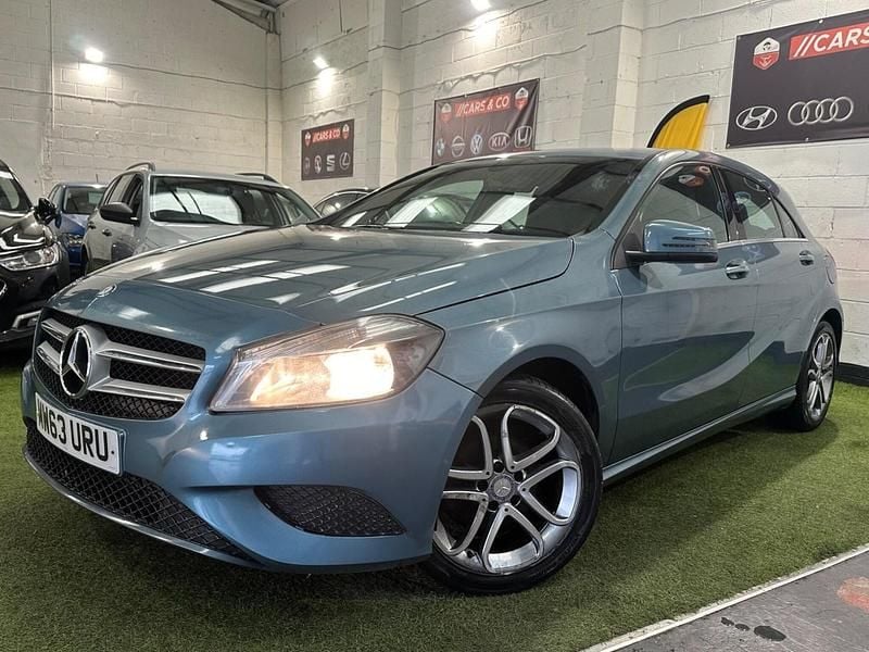 Używany Mercedes A180 109 KM (80 kW) 2014 Niebieski Hatchback
