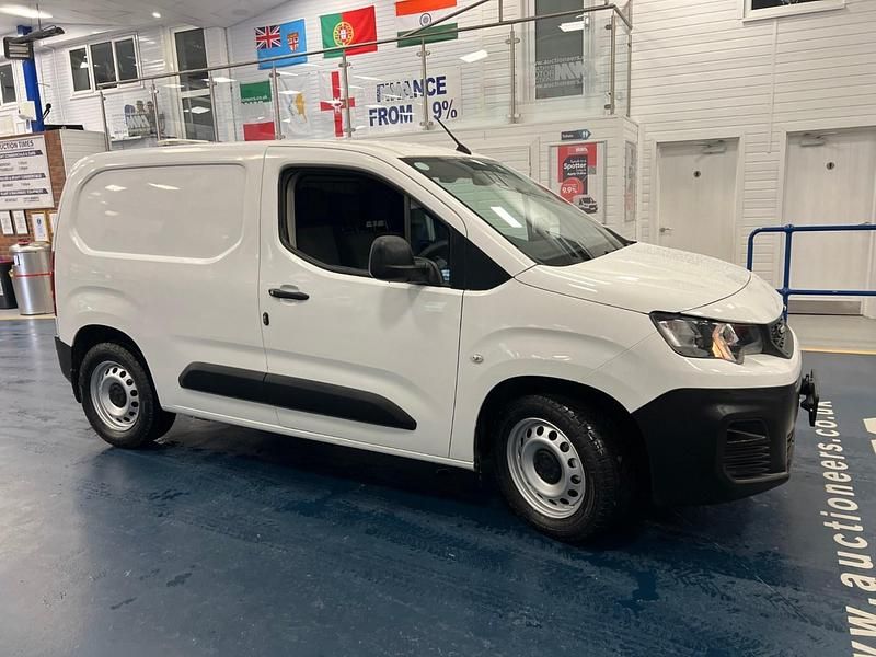 Used Peugeot Partner 75 HP (55 kW) 2019 White MPV