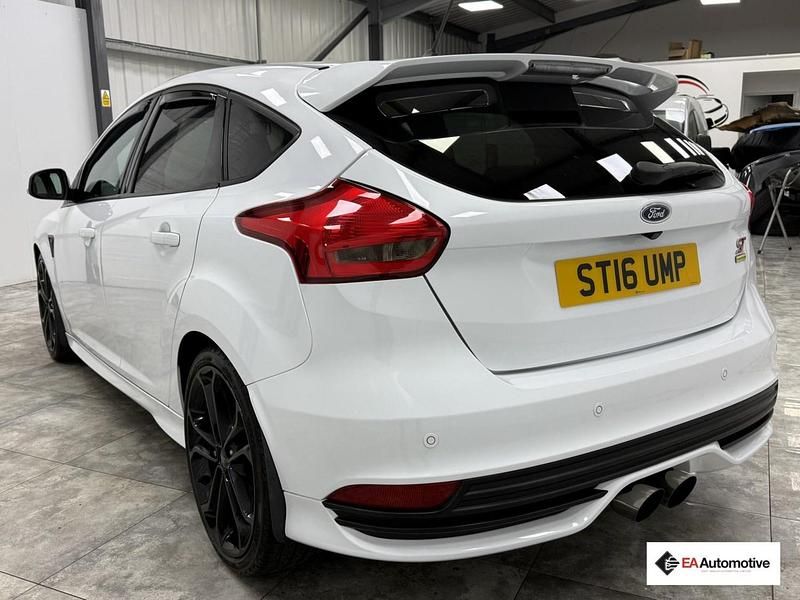 Used Ford Focus ST 250 HP (183 kW) 2016 White Hatchback