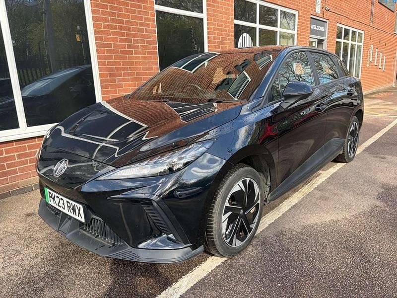 Begagnad MG MG4 EV SE 319 kW (435 HK) 2023 Svart Halvkombi