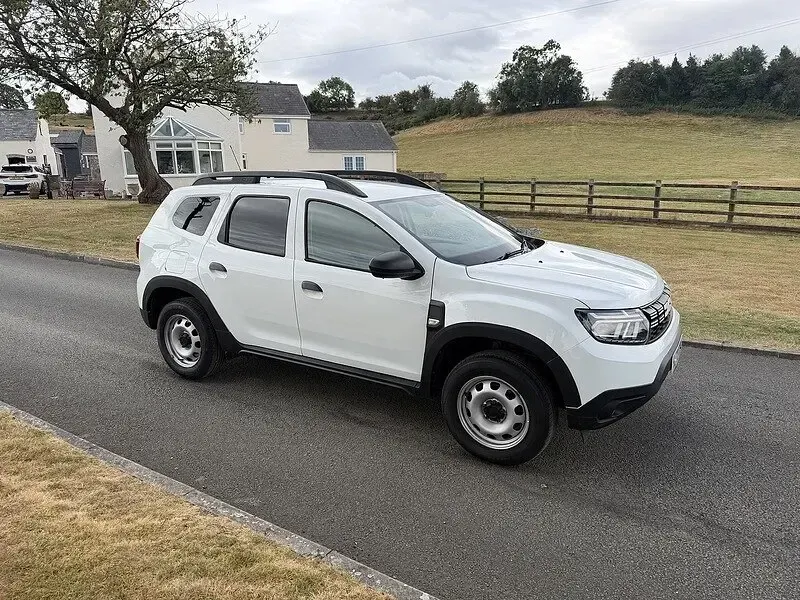 Used Dacia Duster Essentiel 90 HP (66 kW) 2023 White SUV