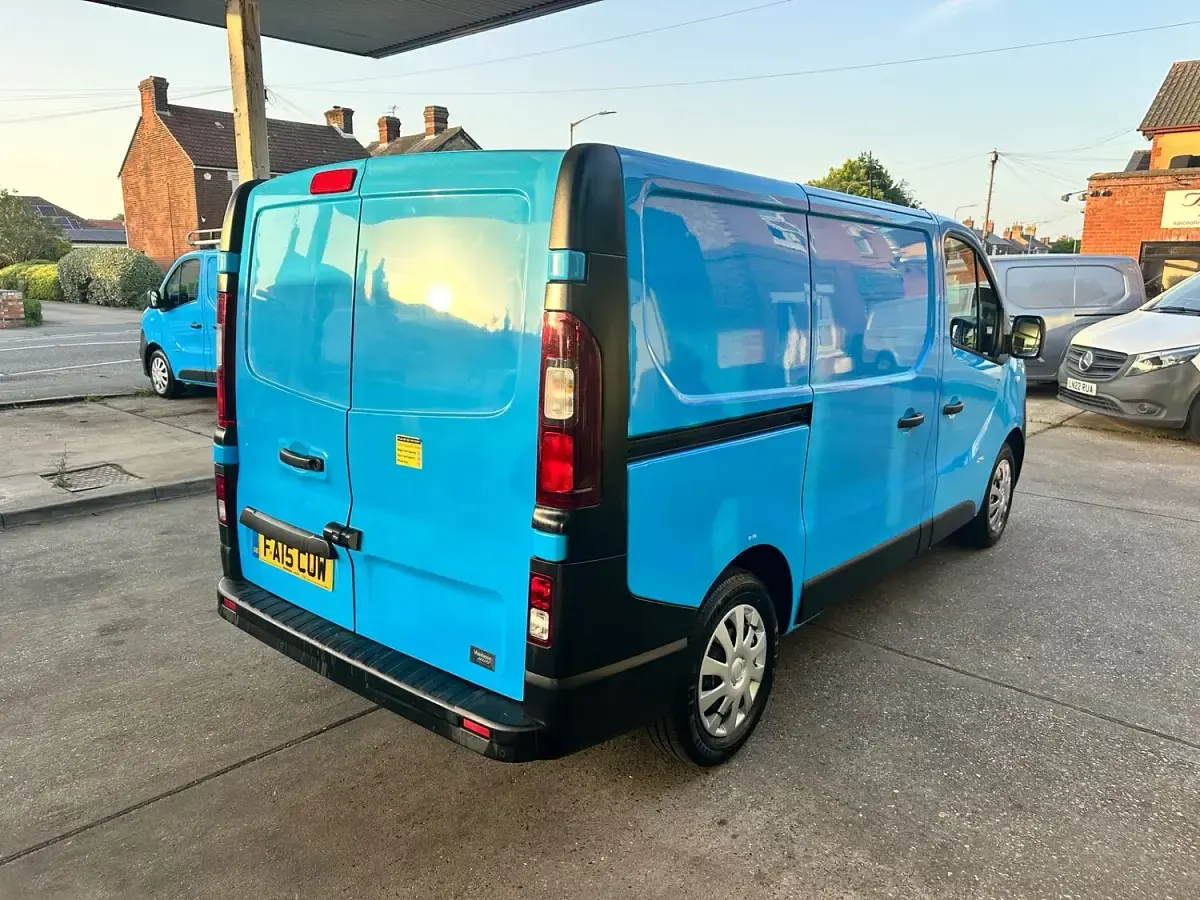 Used Vauxhall Vivaro 120 HP (88 kW) 2015 Blue