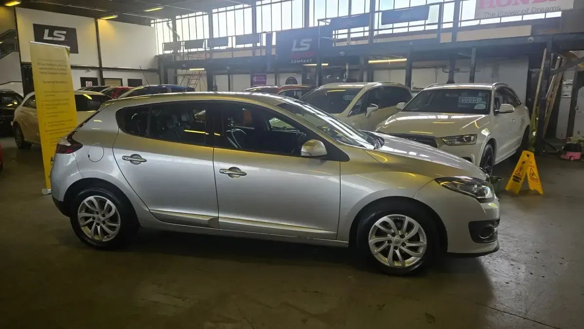 Used Renault Mégane Dynamique 110 HP (80 kW) 2016 Silver Hatchback