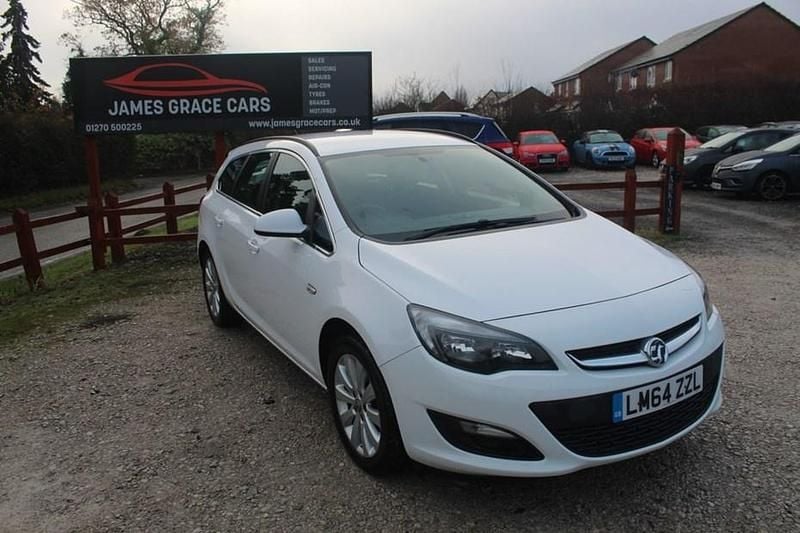 White Used 2015 Vauxhall Astra Estate | £3,995 (Good price) - Image 1/1