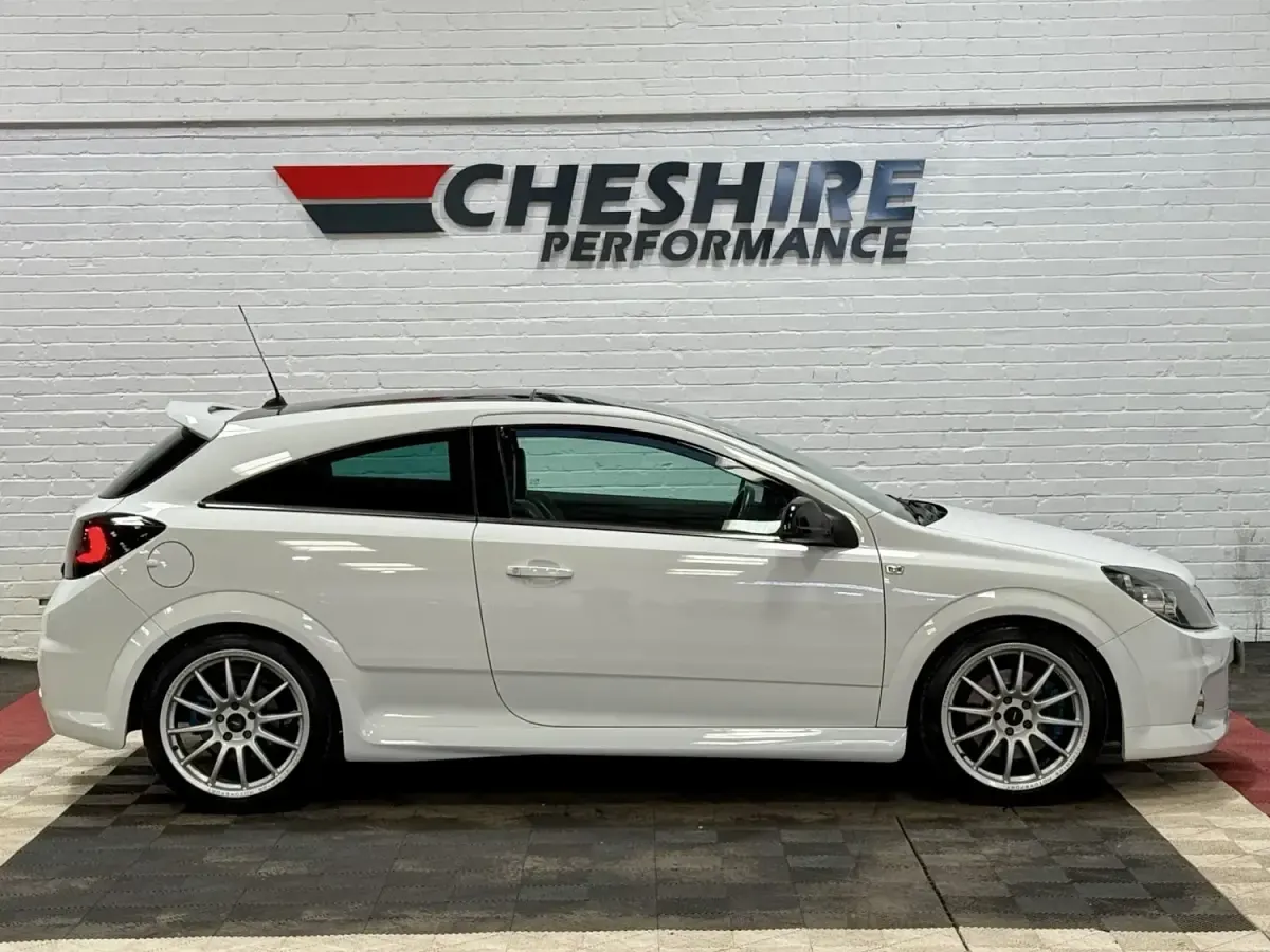 Second-hand Vauxhall Astra Edition 270 CP (198 kW) 2010 Alb Hatchback