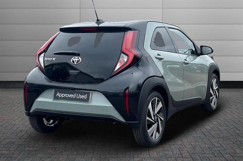 Used Toyota Aygo X 72 HP (52 kW) 2025 Tarragon with black SUV