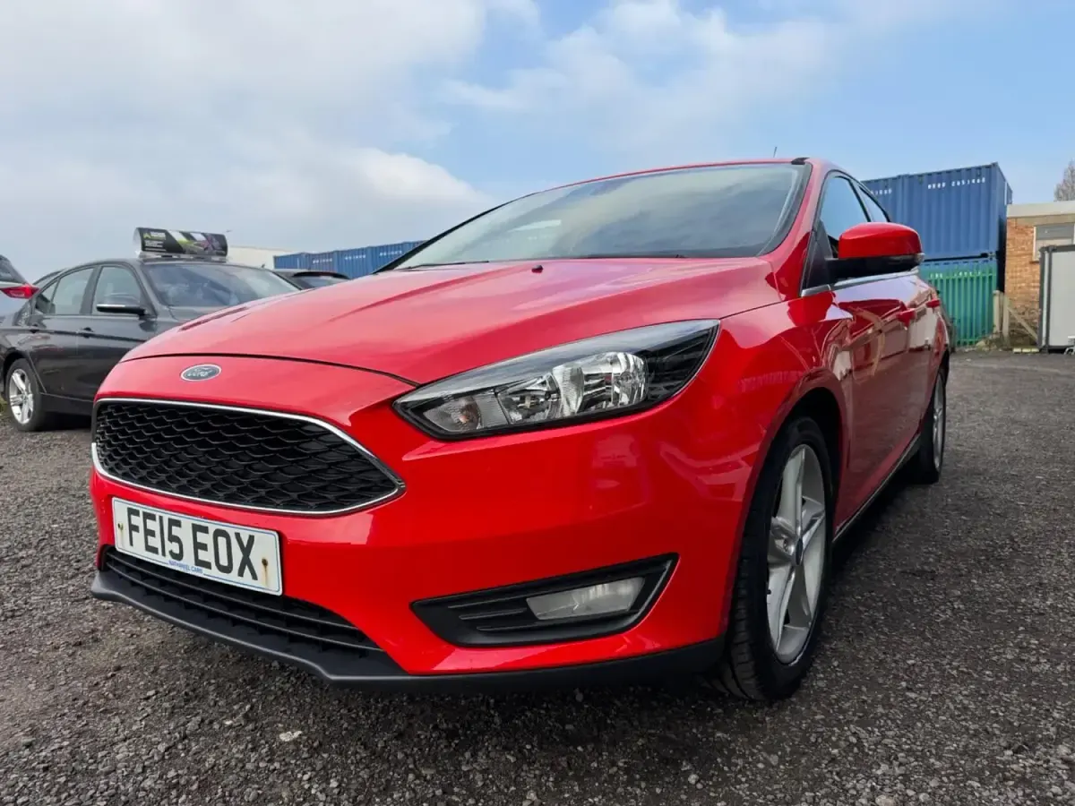 Usado Ford Focus Zetec 125 HP (91 kW) 2015 Vermelho Citadino