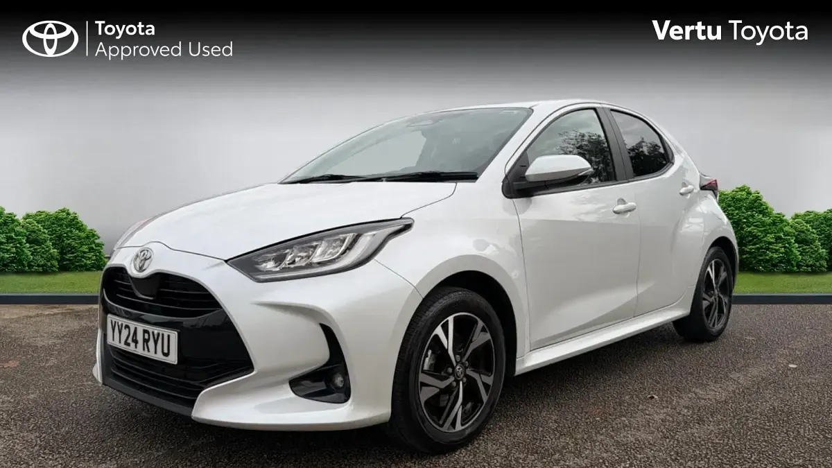 Used Toyota Yaris Design 116 HP (85 kW) 2024 White Hatchback