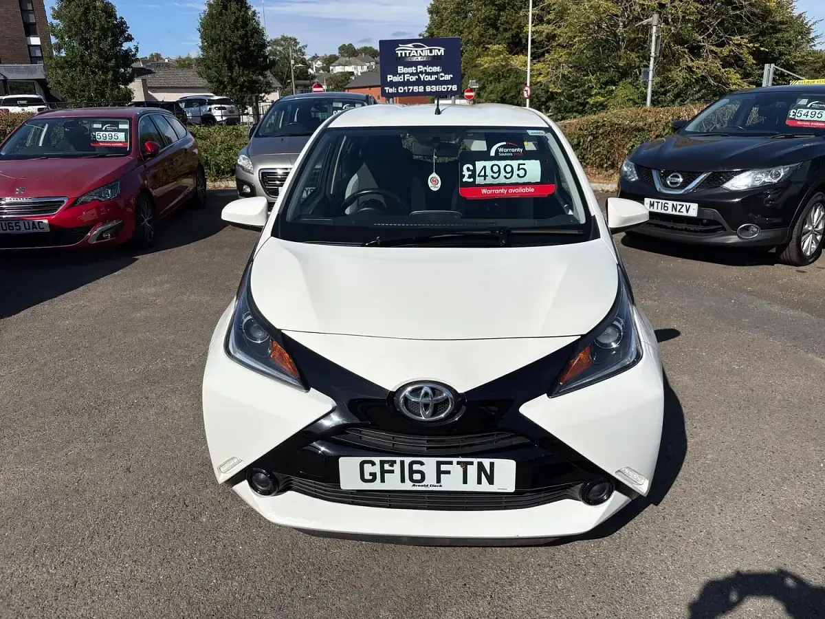 Used Toyota Aygo X-play 69 HP (50 kW) 2016 White Hatchback