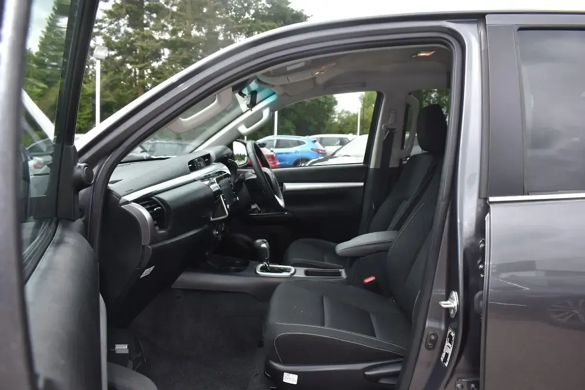 Used Toyota HiLux 150 HP (110 kW) 2024 Grey Pickup