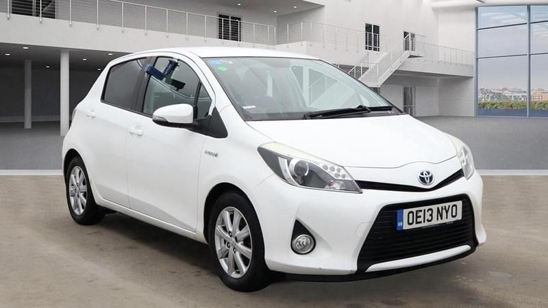 White Used 2013 Toyota Yaris Hybrid T4 Hatchback | £7,980 (Expensive) - Image 1/4