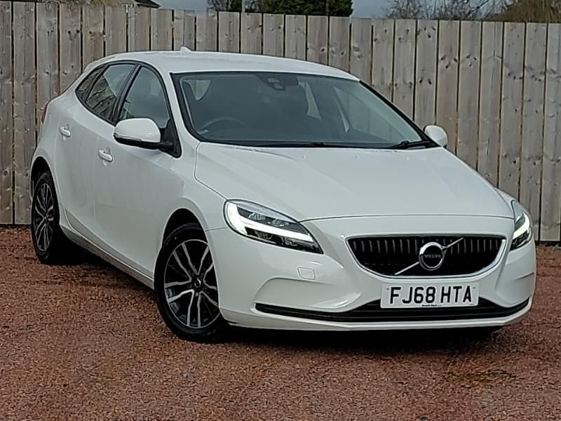 Used Volvo V40 Momentum 122 HP (89 kW) 2018 White Hatchback