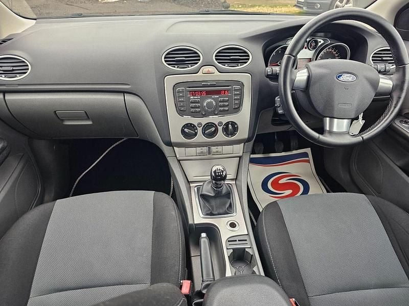 Used Ford Focus Zetec 123 HP (90 kW) 2011 Silver Hatchback