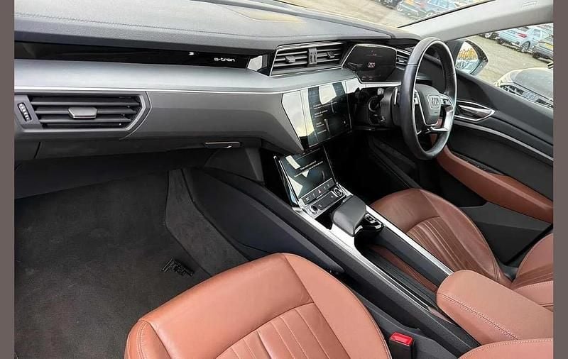 Usado Audi Q8 e-tron Sport 250 kW (340 CV) 2023 Gris SUV