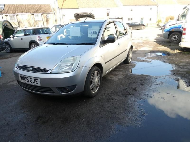 Used Ford Fiesta Ghia 90 HP (66 kW) 2006 Silver Hatchback