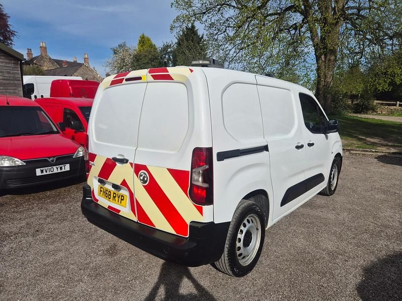 Usado Vauxhall Combo Edition 100 CV (73 kW) 2019 Blanco Monovolumen