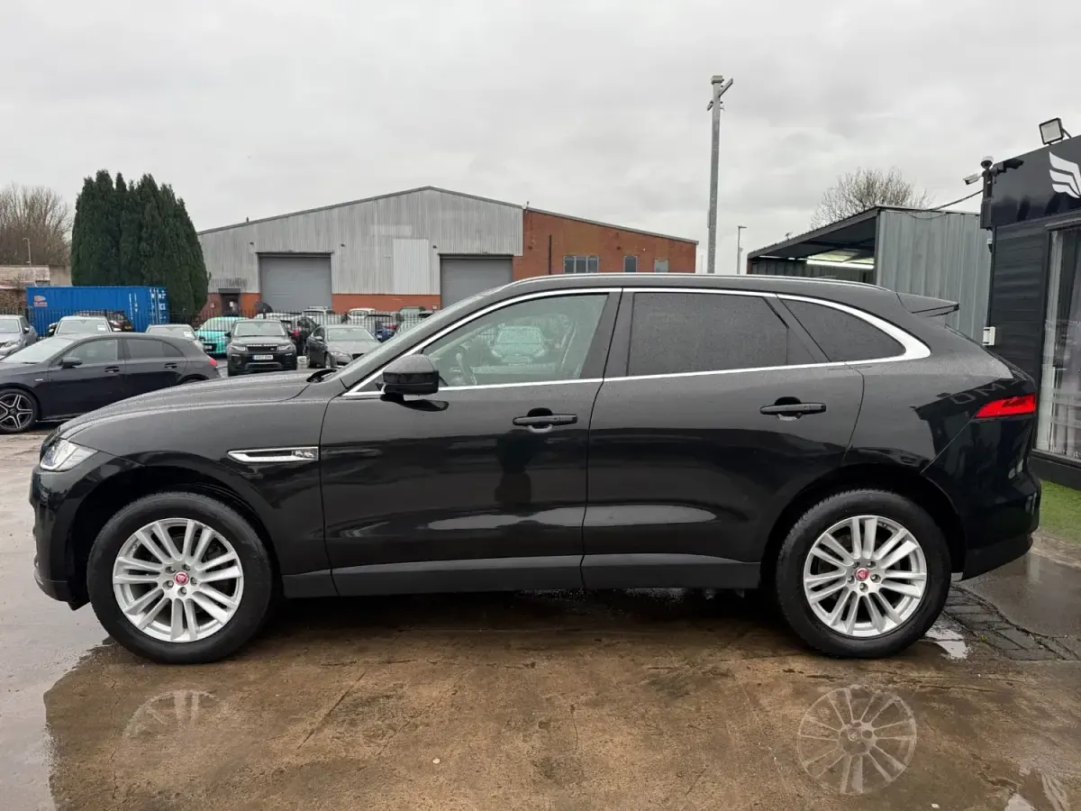 Second-hand Jaguar F-Pace Portfolio 2017 Negru SUV