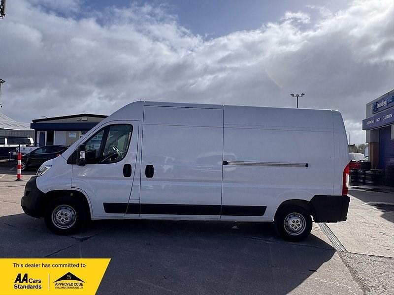 Second-hand Vauxhall Movano 140 CP (102 kW) 2024 Alb