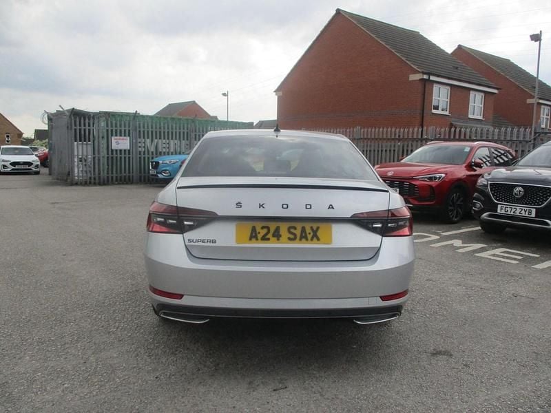 Gebraucht Skoda Superb SportlinePlus 150 PS (110 kW) 2024 Silber Kleinwagen