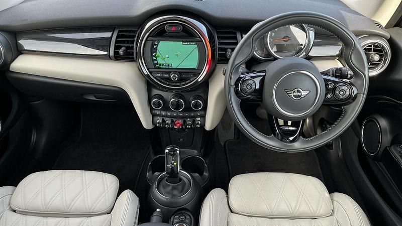 Begagnad Mini Cooper Exclusive 134 HK (98 kW) 2020 Silver Halvkombi