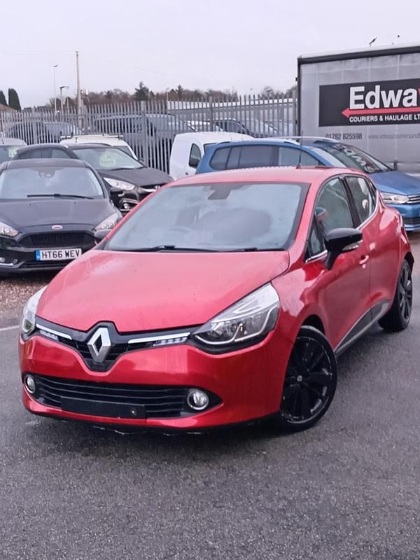 Used Renault Clio IV Dynamique 2015 Red Hatchback