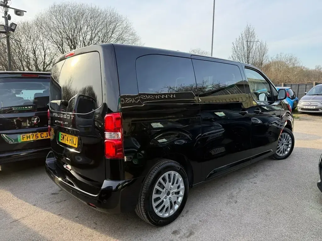 Käytetty Peugeot e-Traveller Active 100 kW (136 HP) 2025 Musta Tila-auto