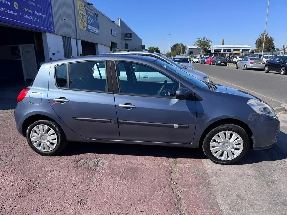 Used Renault Clio II Expression 2009 Blue Hatchback