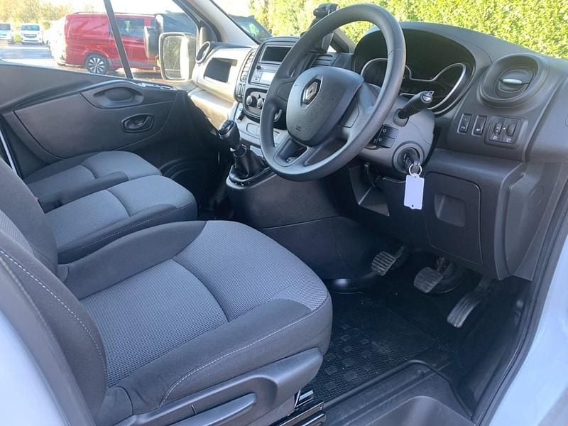 Used Renault Trafic Business 120 HP (88 kW) 2021 White MPV