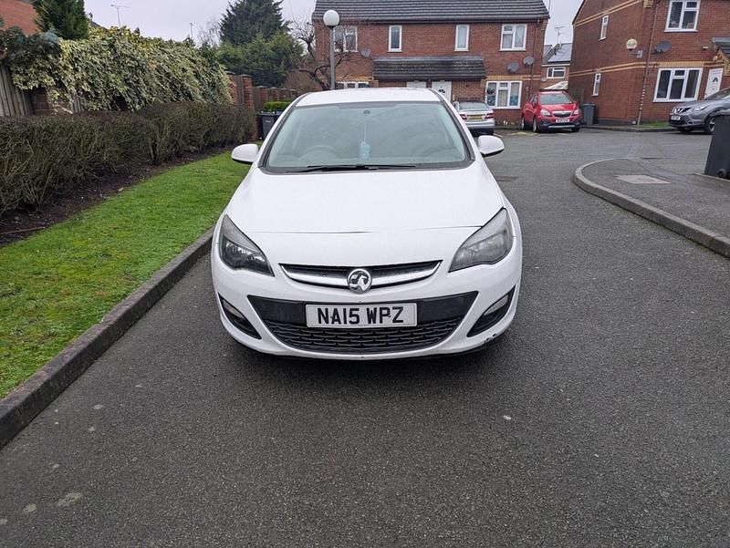 Used Vauxhall Astra Excite 2015 White Hatchback