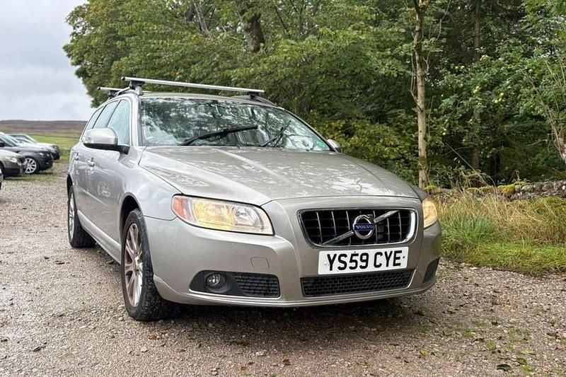 Gold Used 2009 Volvo V70 SE Estate | £3,475 (Fair price) - Image 1/1