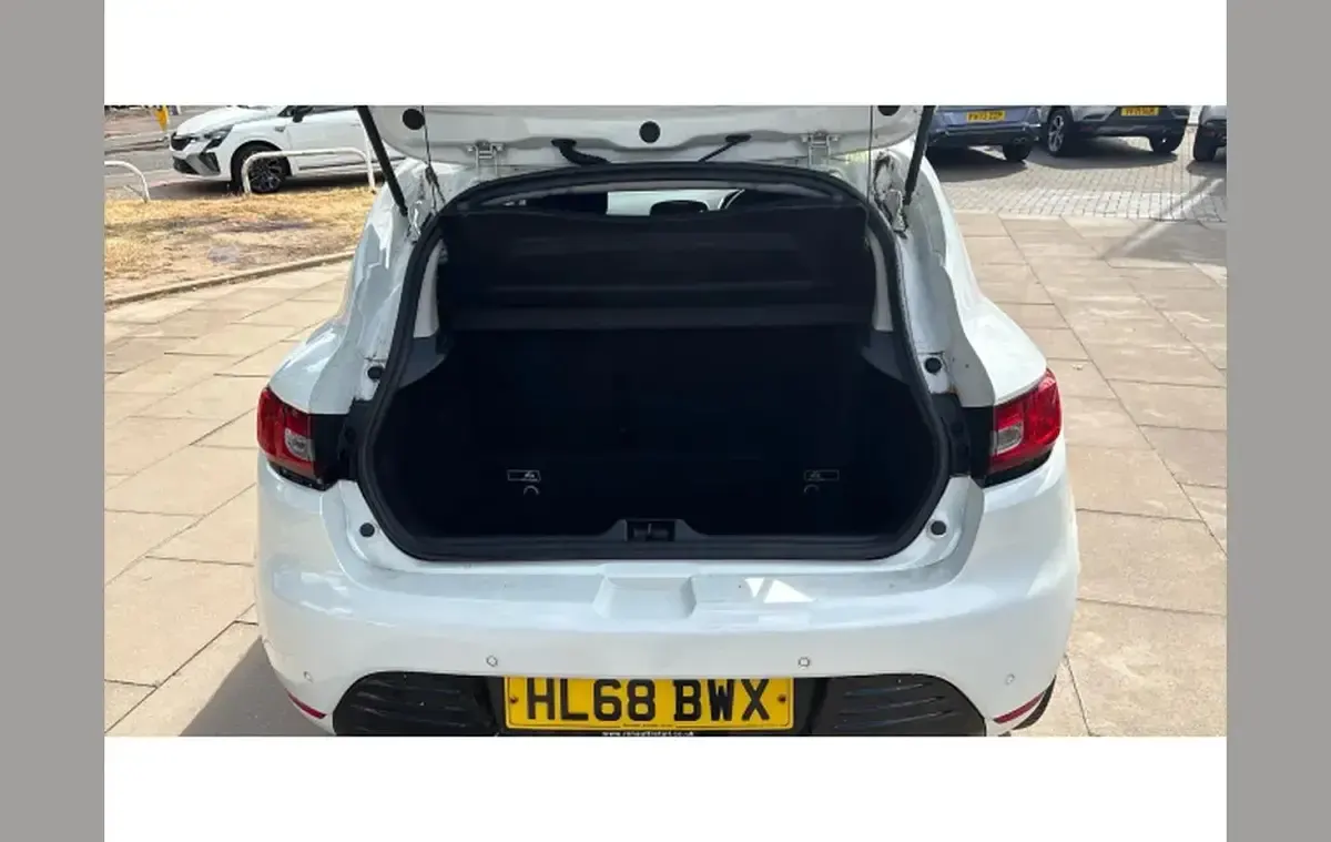 Used Renault Clio Iconic 90 HP (66 kW) 2019 White Hatchback